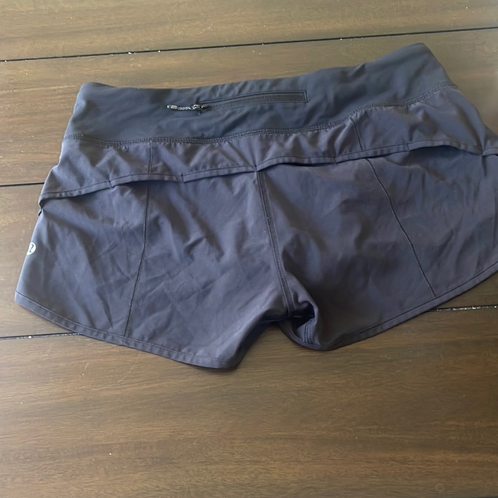 Lululemon black 2.5 shorts in great shape women’s size 8